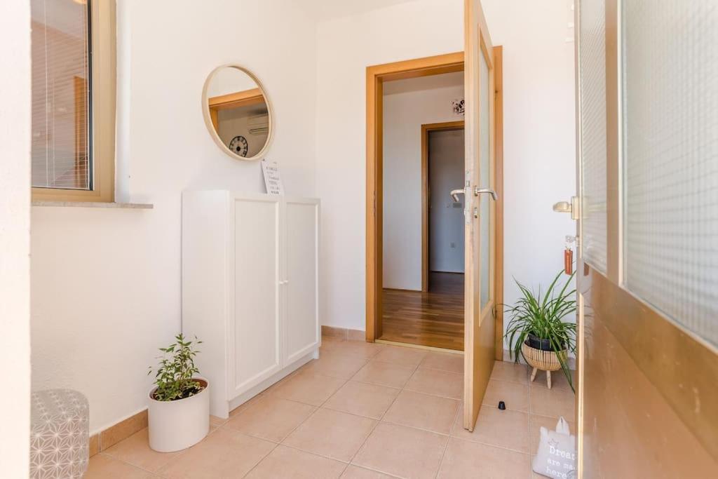 Apartment Roko - Up To 4 People With Free Parking Zadar Eksteriør bilde