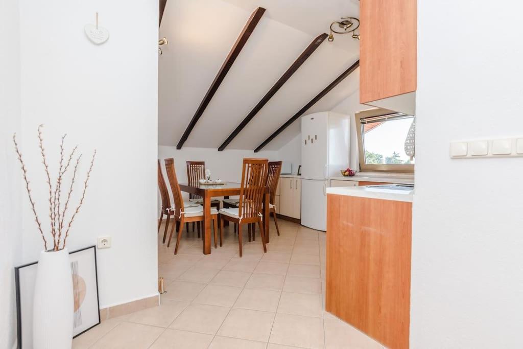 Apartment Roko - Up To 4 People With Free Parking Zadar Eksteriør bilde