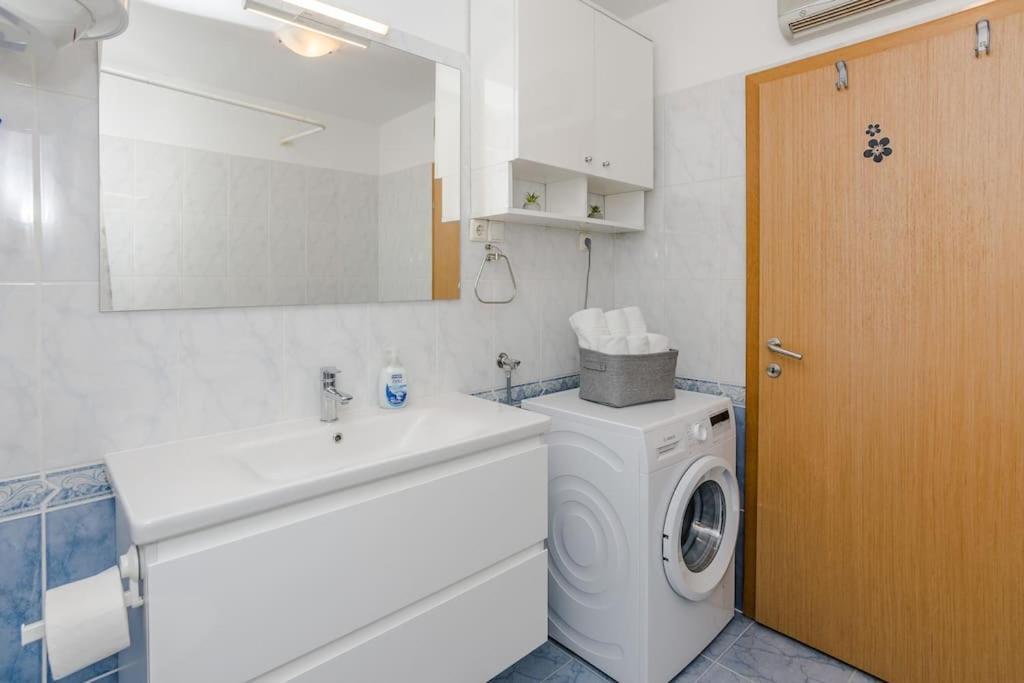 Apartment Roko - Up To 4 People With Free Parking Zadar Eksteriør bilde
