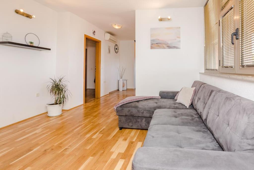 Apartment Roko - Up To 4 People With Free Parking Zadar Eksteriør bilde