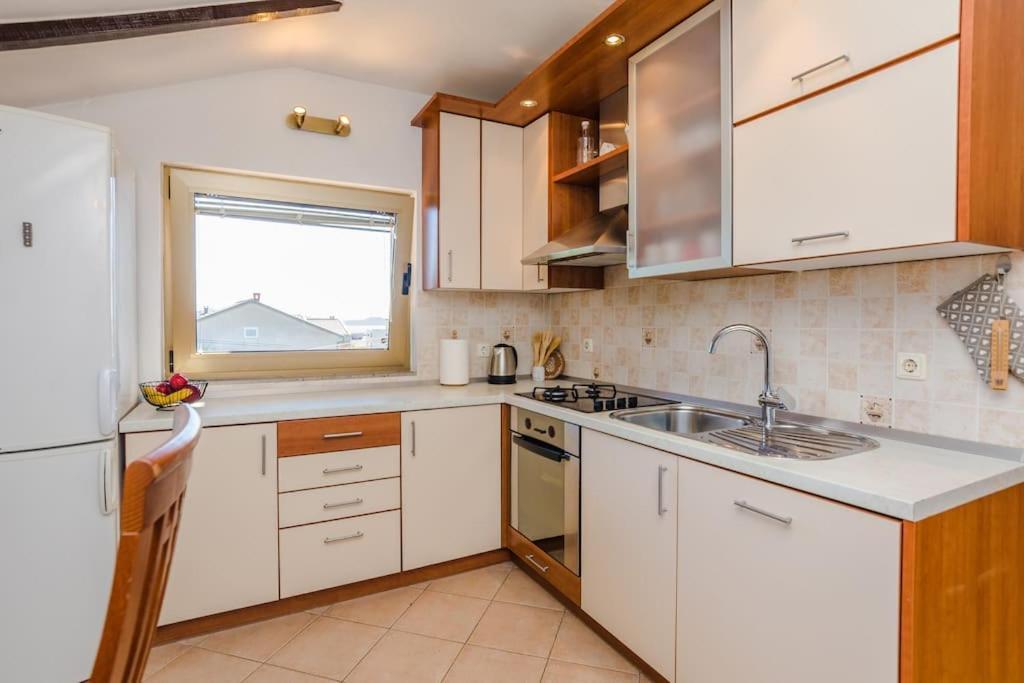 Apartment Roko - Up To 4 People With Free Parking Zadar Eksteriør bilde
